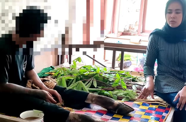 Viral Video Pemuda Berubah jadi Kambing Gara-gara Injak Kepala Ibunya, Benarkah Kena Azab?