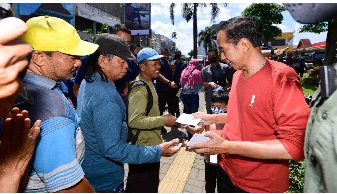 Pedagang Pasar Legi, Surakarta Dapat THR dari Presiden Jokowi
