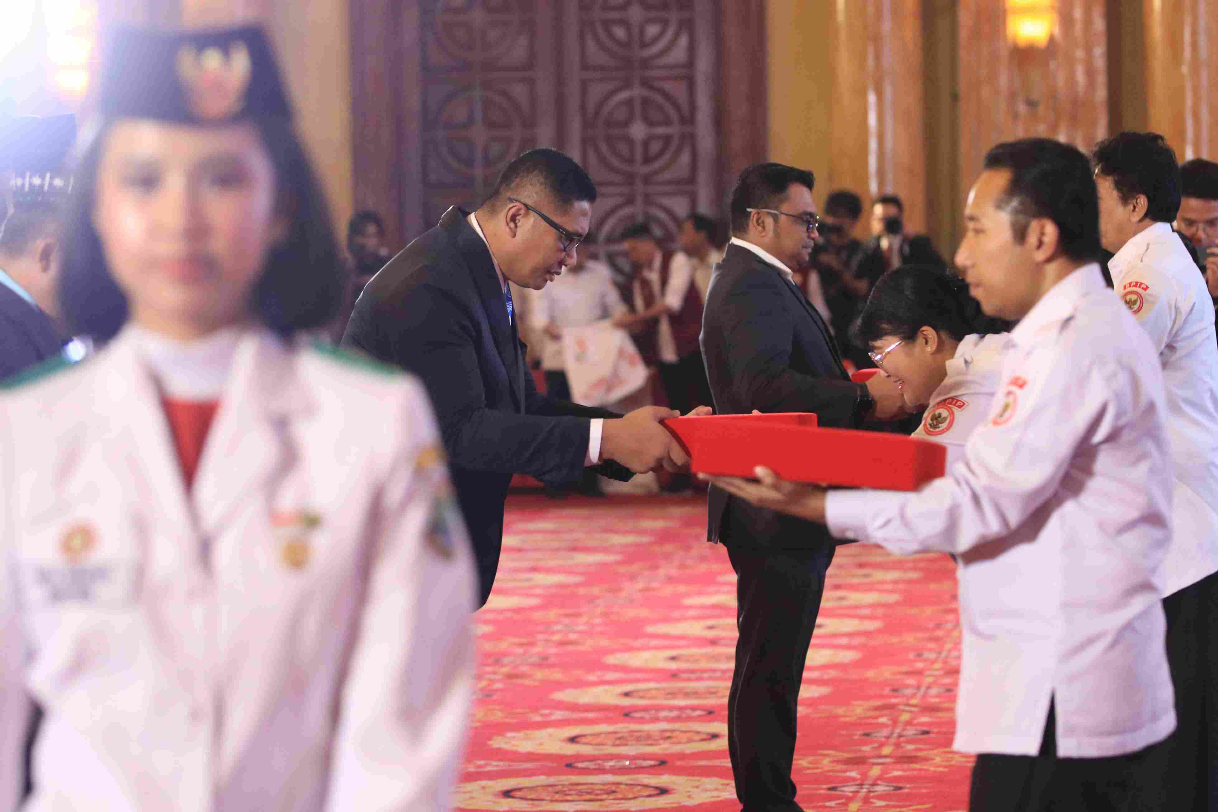 Selain Serahkan Duplikat Bendera Pusaka, BPIP Beri Ini Kepada 38 Kepala Daerah untuk Penguatan Pancasila