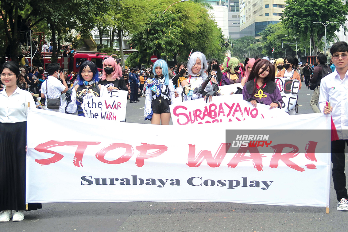 Yang Unik-Unik daru Parade Juang (1): Tolak Perang dengan Kostum Perang