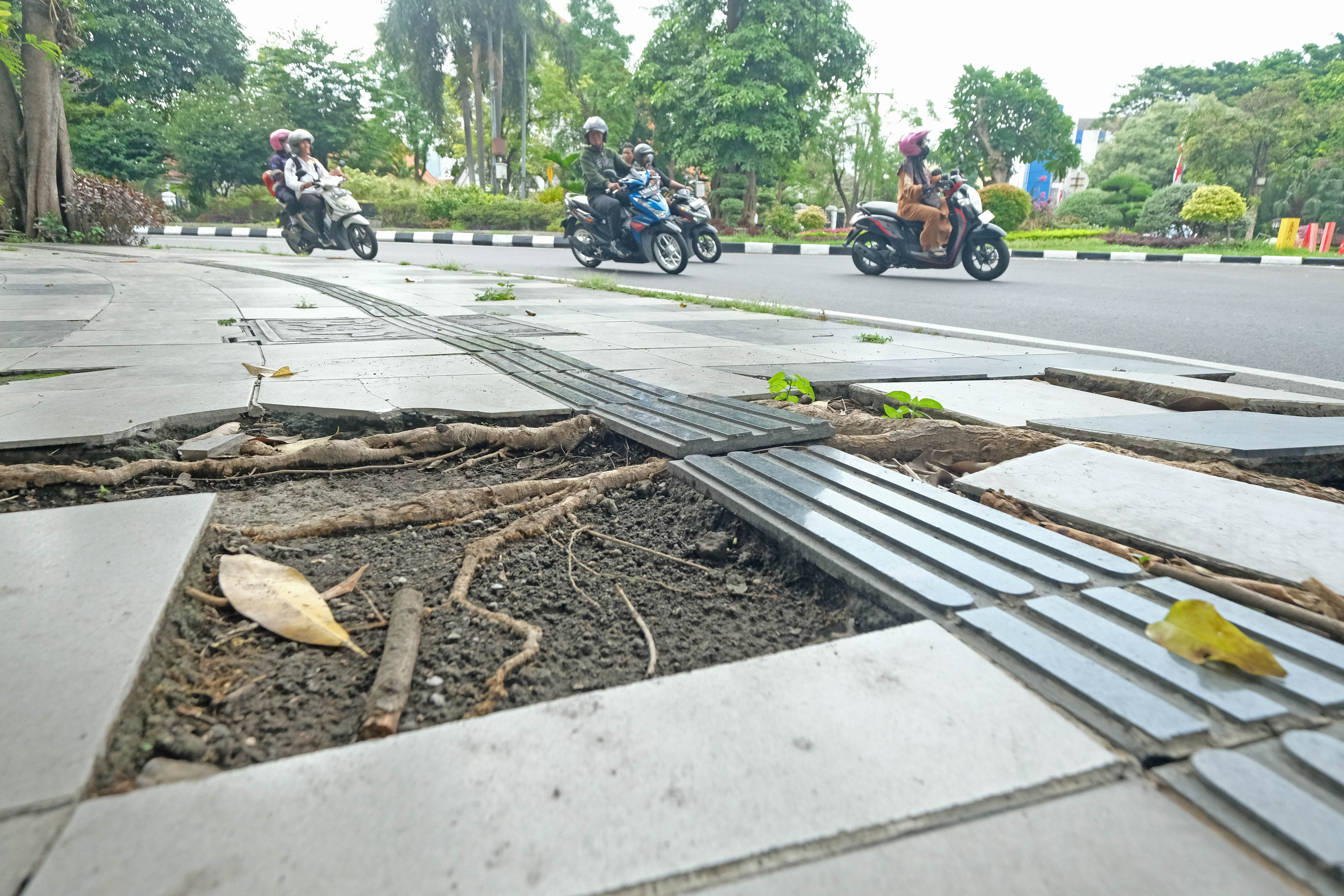 Guiding Block Terabaikan, Jalan Tunanetra Penuh Risiko di Kota Pahlawan (1)