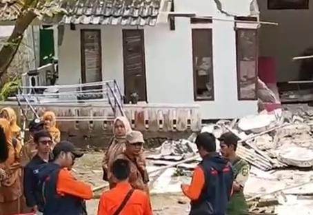 Tanah Bergerak di Sukabumi: 114 Rumah Rusak, Ratusan Warga Mengungsi