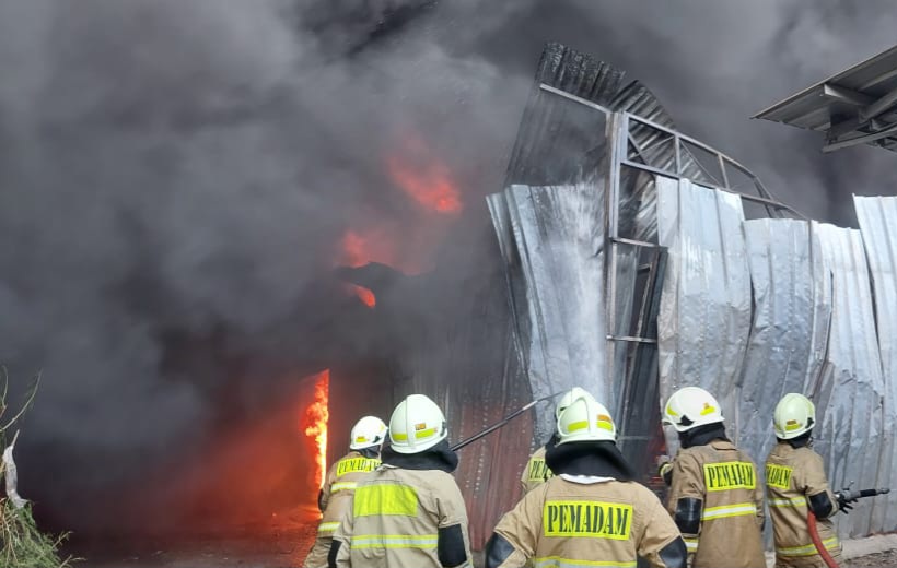 4 Jam Kebakaran Lapak di Kalideres Belum Padam akibat Material Terbakar Tertutup Seng