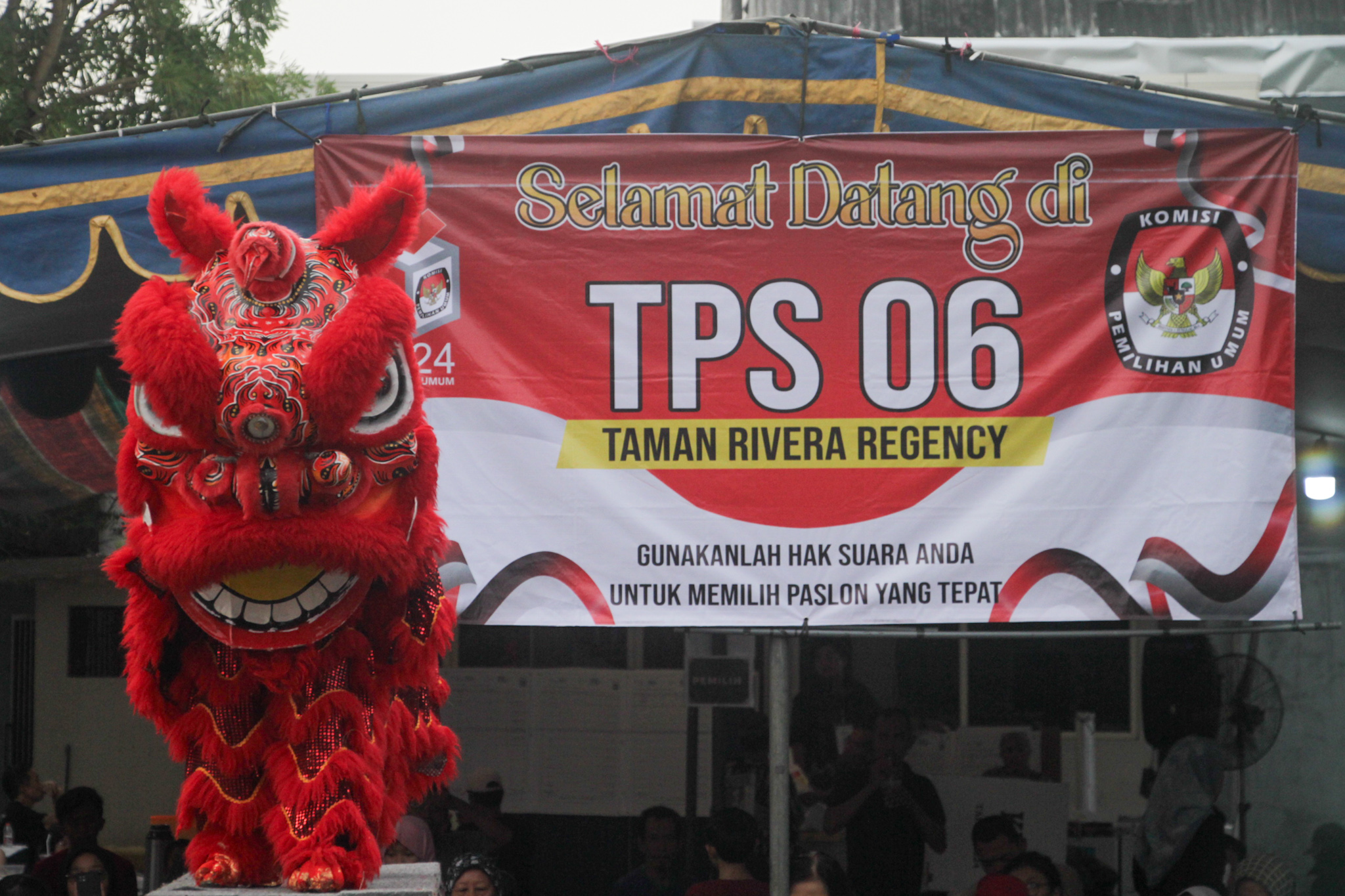 Pikat Warga, TPS 6 Taman Rivera Rungkut Surabaya Datangkan Barongsai 