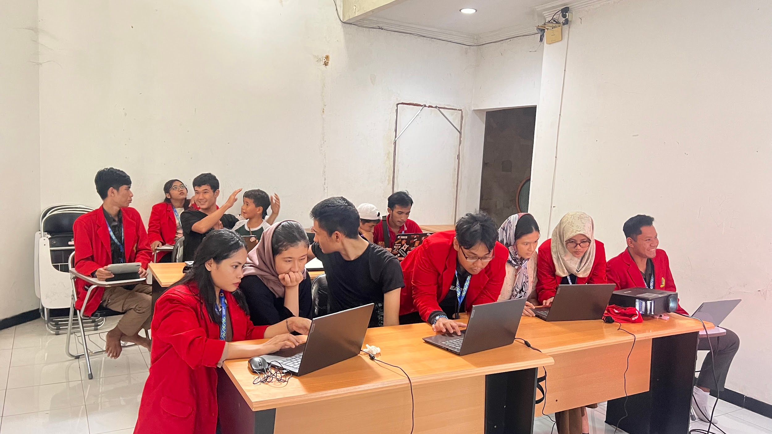 Dari Excel ke APE: Upaya Peningkatan Literasi Digital dan Edukatif di IOM Sawotratap
