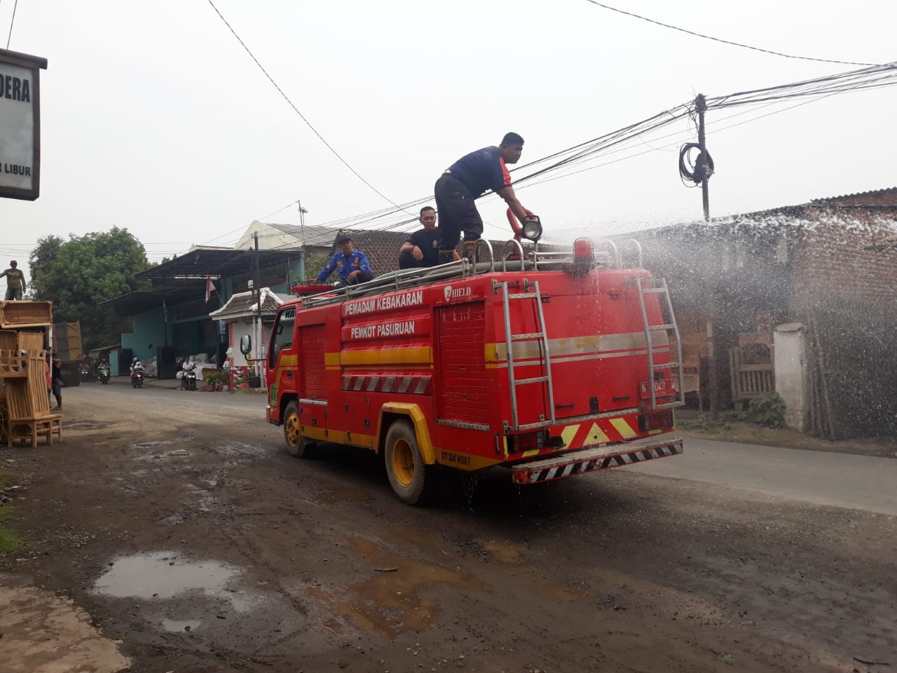 Kecamatan Gadingrejo dan BPBD Kota Pasuruan Merespons Keluhan Debu di Jalan Milik Nasional