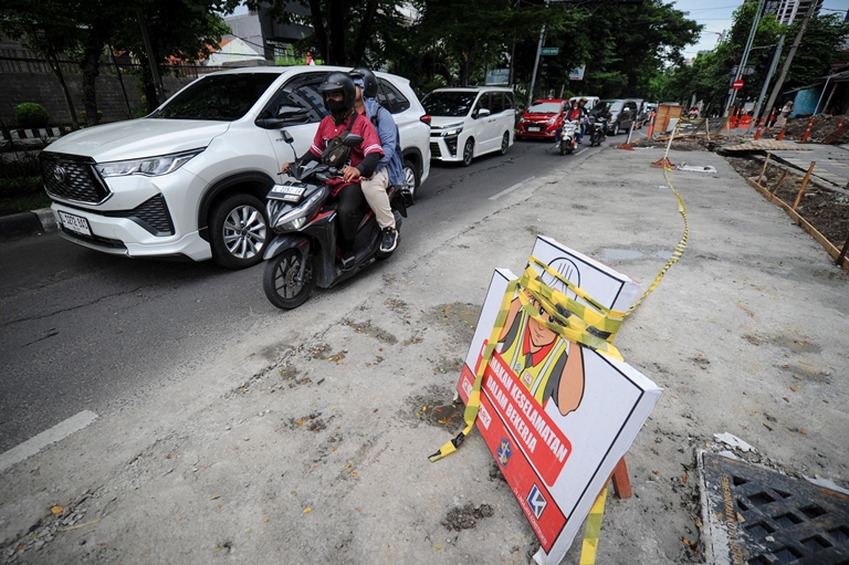 Proyek Selokan di Surabaya Biang Kemacetan