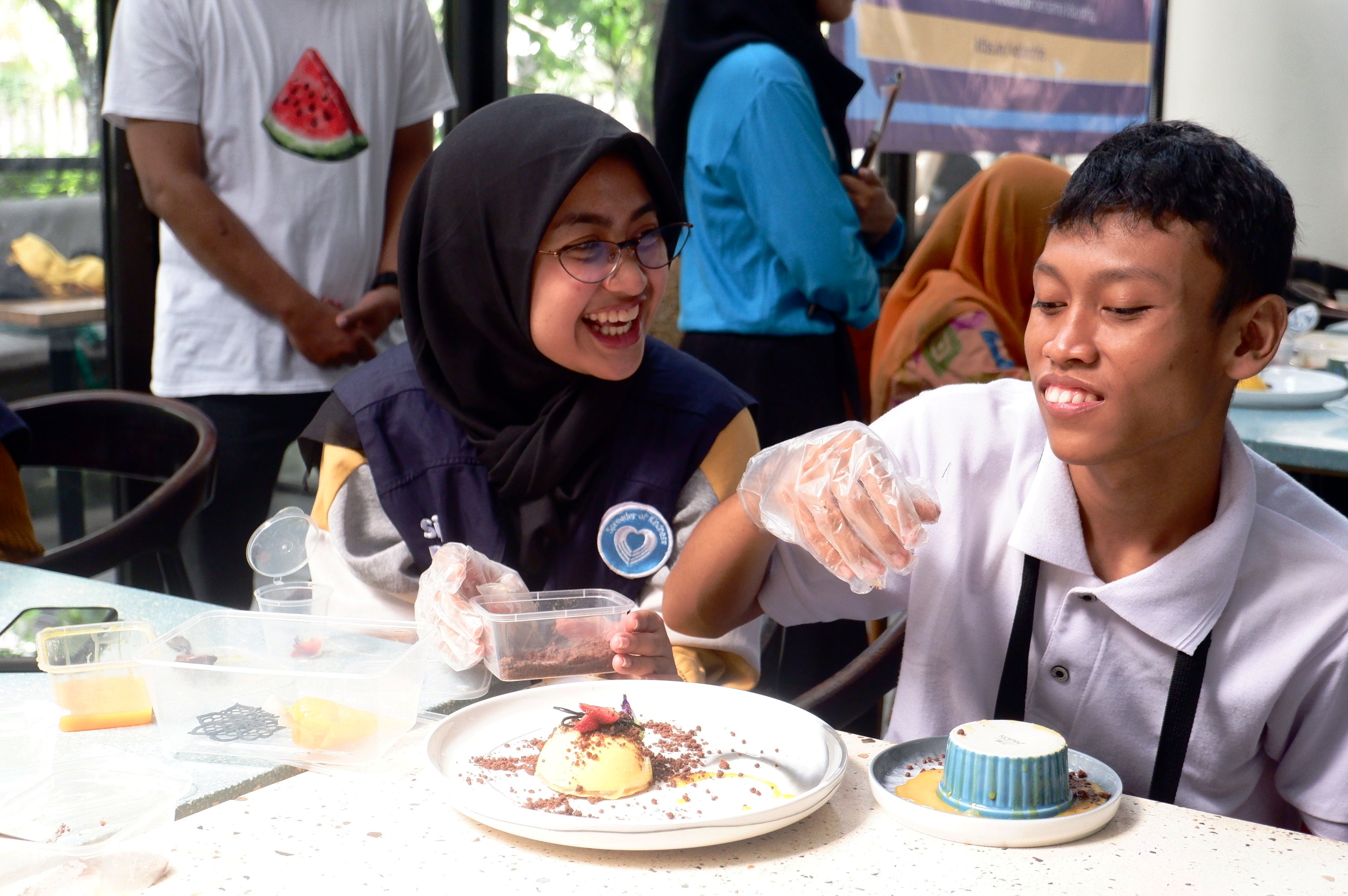 Antusias Relawan Muda Kitabisa dan Seribu Senyum Dampingi Anak Disabilitas Menghias Dessert