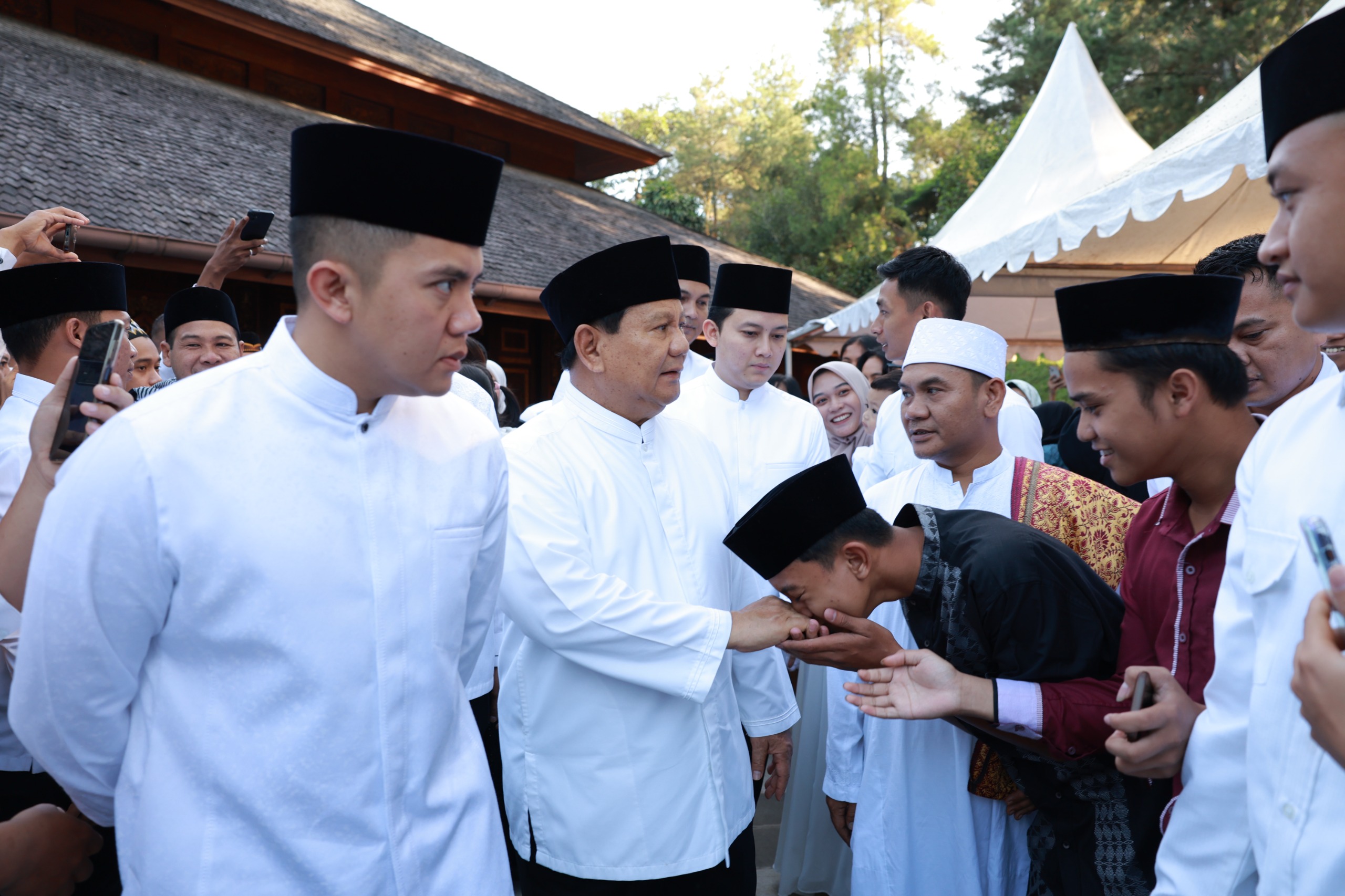 Prabowo Salat Idulfitri Bersama Warga Bojong Koneng di Masjid Nurul Wathan Hambalang
