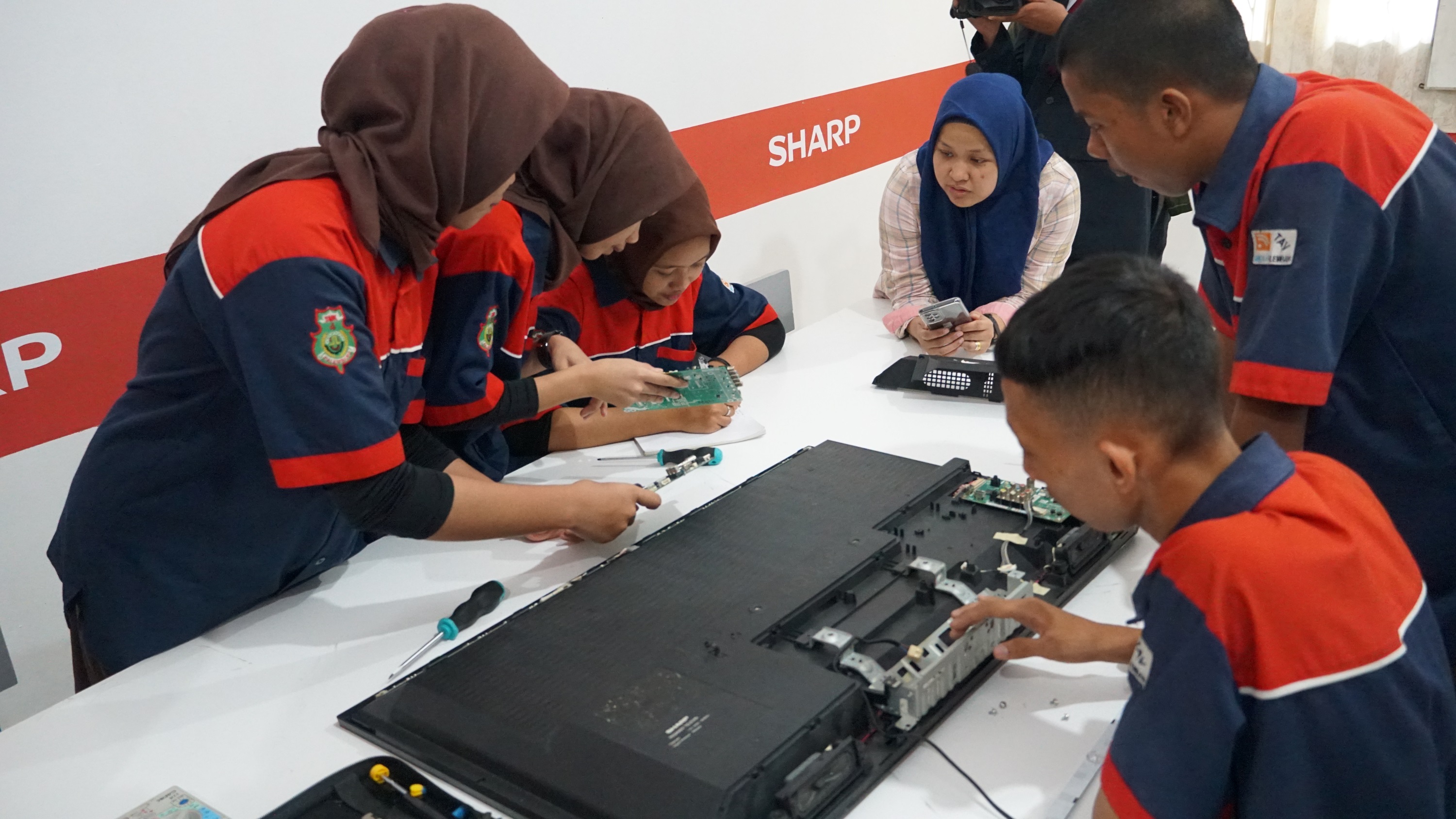 Tingkatkan Daya Serap Tenaga Kerja Lulusan SMK, Sharp Indonesia Buka Program Sharp Class