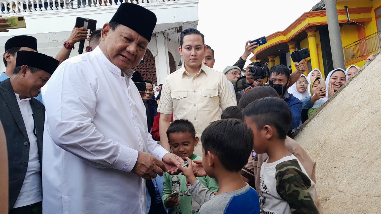 Kampanye Perdana, Prabowo Beri Makan Siang dan Susu Gratis untuk 7.000 Santri Ponpes Miftahul Huda Tasikmalaya