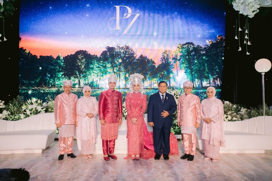 The wedding reception of Zumi Zola and Princess Zulhas was attended by President Prabowo Subianto and Joko Widodo.