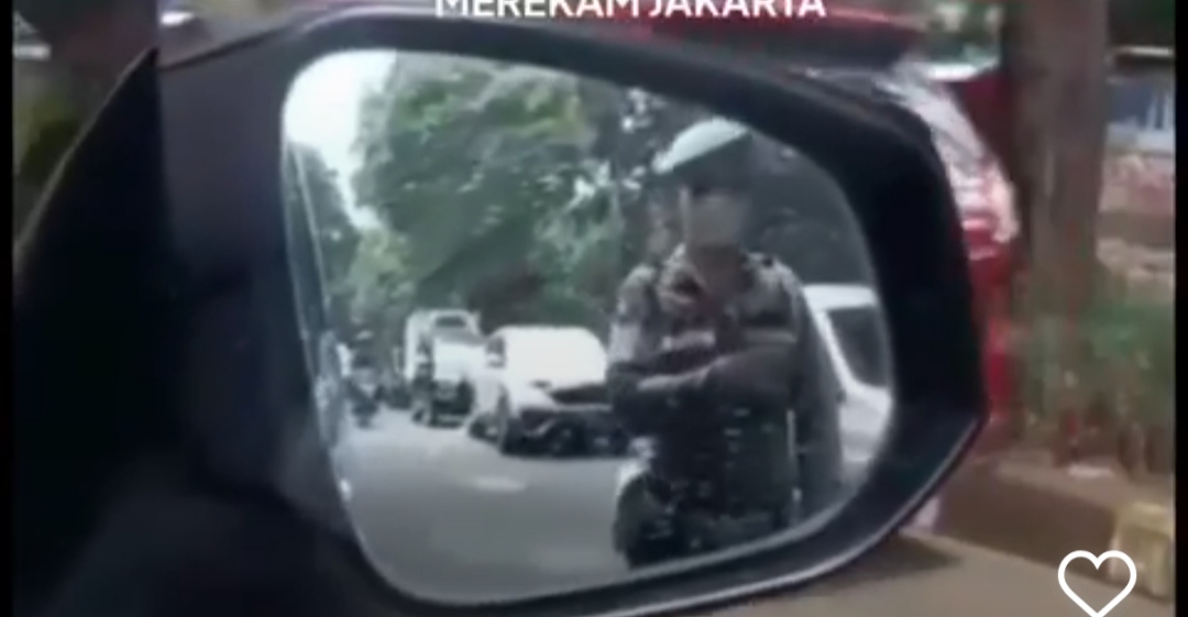 Polisi dan Dishub Rusak Kaca Spion Mobil Parkir Liar, Ini Penjelasan Polda Metro Jaya