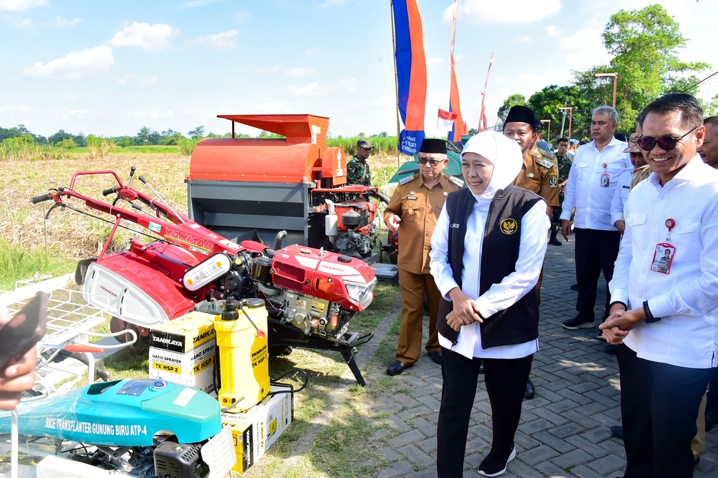 Serahkan 39 Unit Alsintan Kepada Poktan Blitar Dan Tulungagung, Gubernur Khofifah  Optimistis Tingkatkan Nilai Tambah Dan Kebermanfaatan Petani