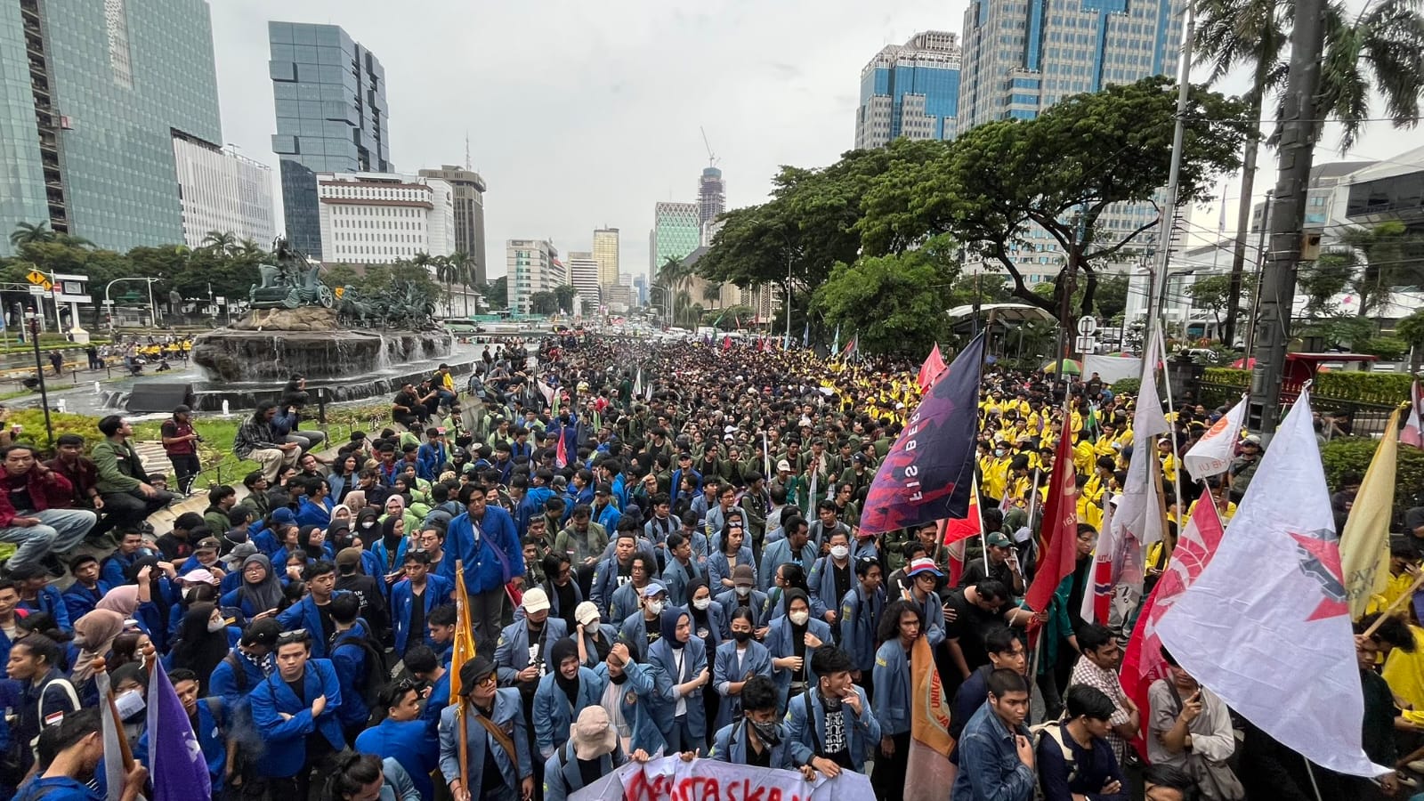 Puncak Demo Indonesia Gelap, BEM SI Geruduk Istana Bawa 9 Tuntutan