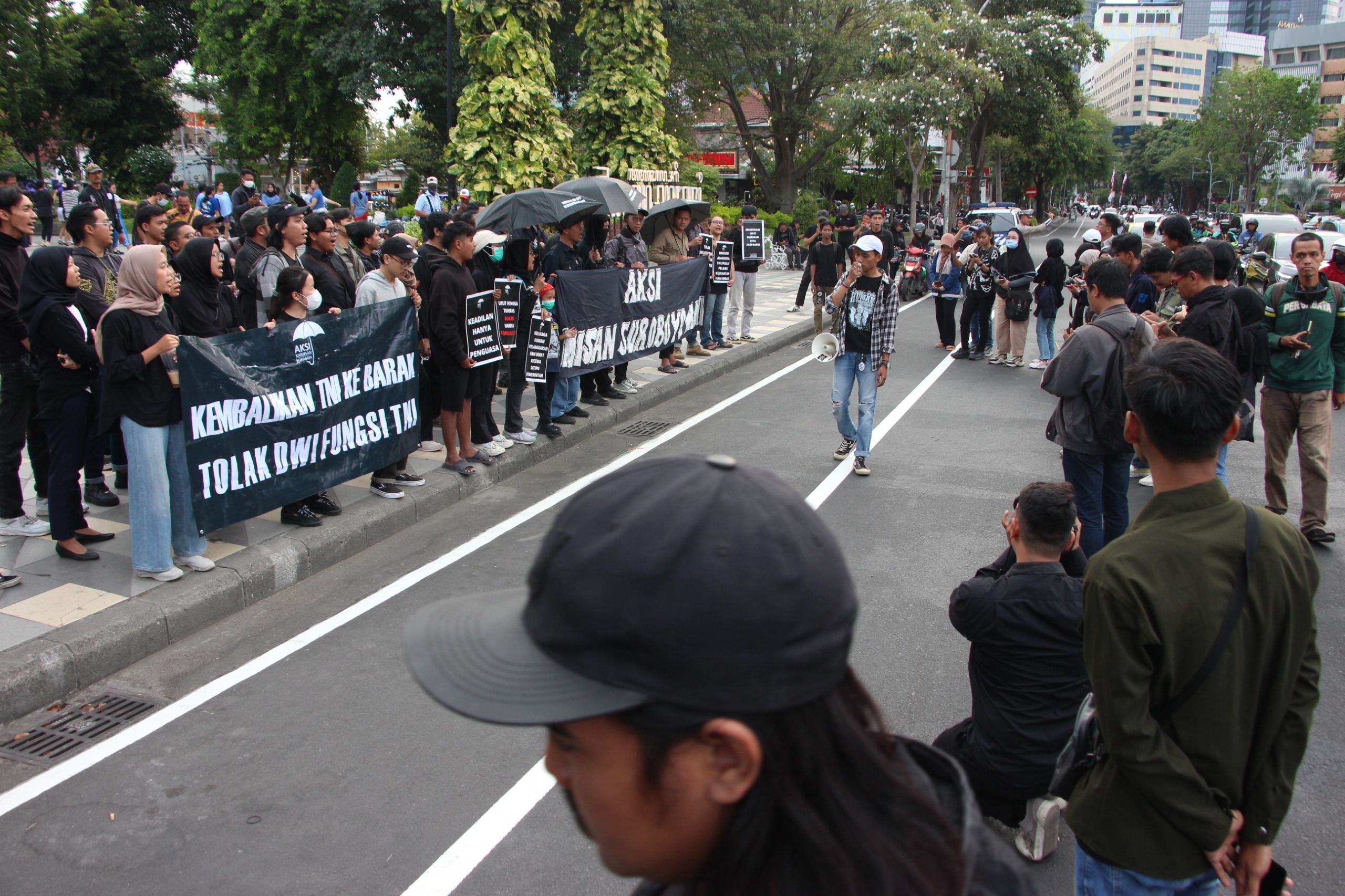 Aksi Kamisan Surabaya: Demokrasi Mati Bungkam Jadi Saksi