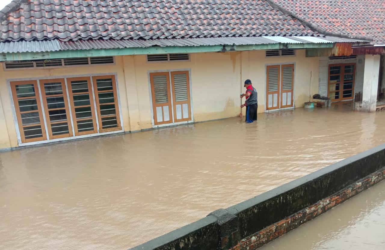 Tim Gabungan Bersihkan Sisa Material Pascabanjir Di Kabupaten Bangka Selatan 