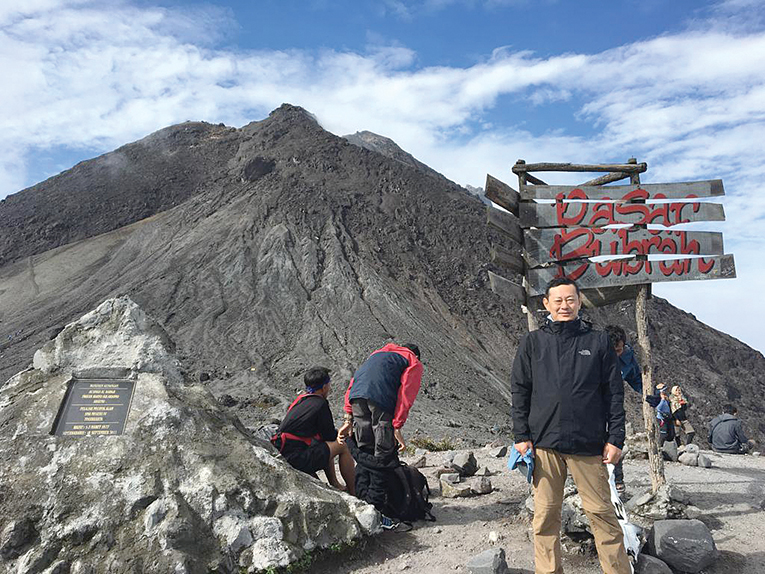 Takeyama Kenichi, Konjen Jepang di Surabaya yang Hobi Naik Gunung (2)