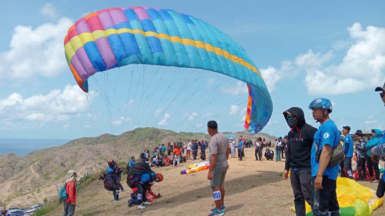 SkyLancing Jadi Panggung 150 Atlet Turnamen Paralayang Piala Panglima TNI 2024