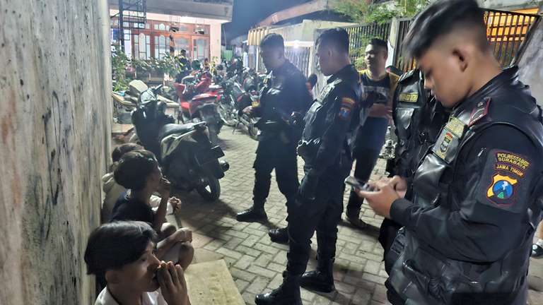 Polisi dan Warga Amankan Lima Pemuda Gengster di Pasar Kembang Surabaya