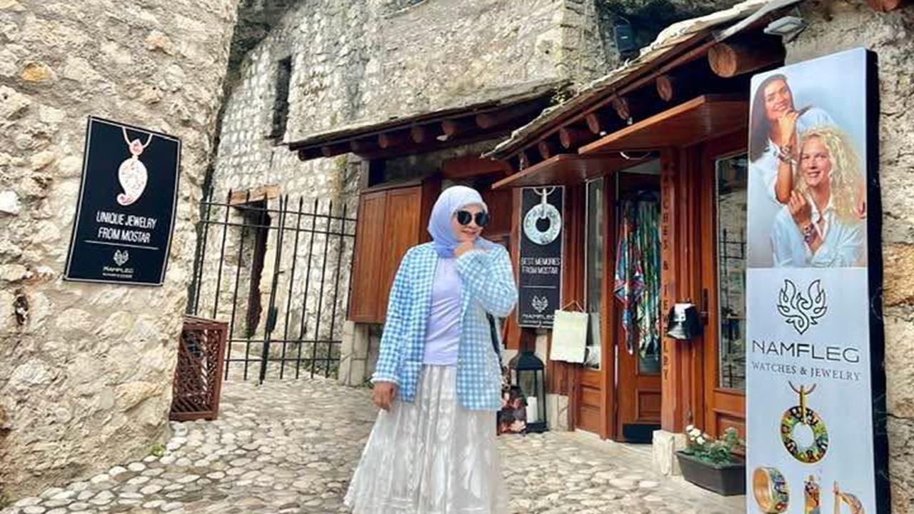 Harmini Marzusy TL Senior: Dari Hobi Jalan-Jalan hingga Mengantar Orang-Orang Keliling Dunia