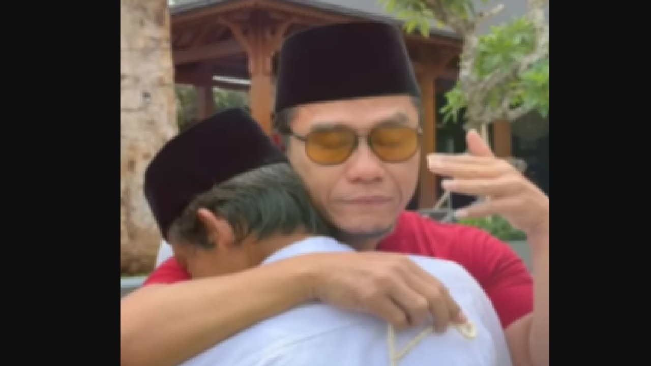 Gus Muftah dan Sunhaji, Menangis Saling Berpelukan Sebelum Sang Pedagang Es Teh Berangkat Umroh