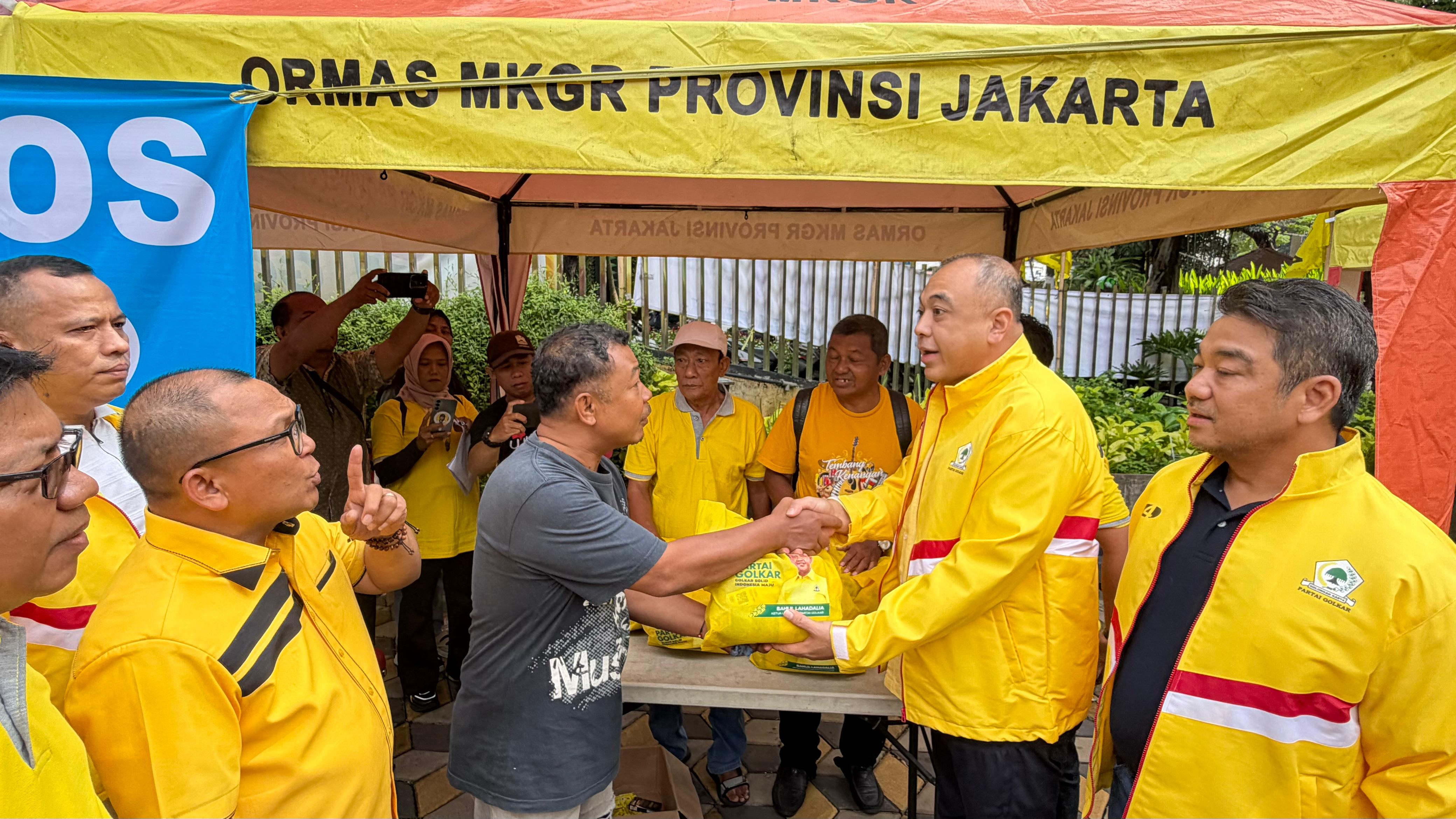 Golkar DKI Bagikan 6.100 Paket Sembako Murah di 10 Dapil Jakarta