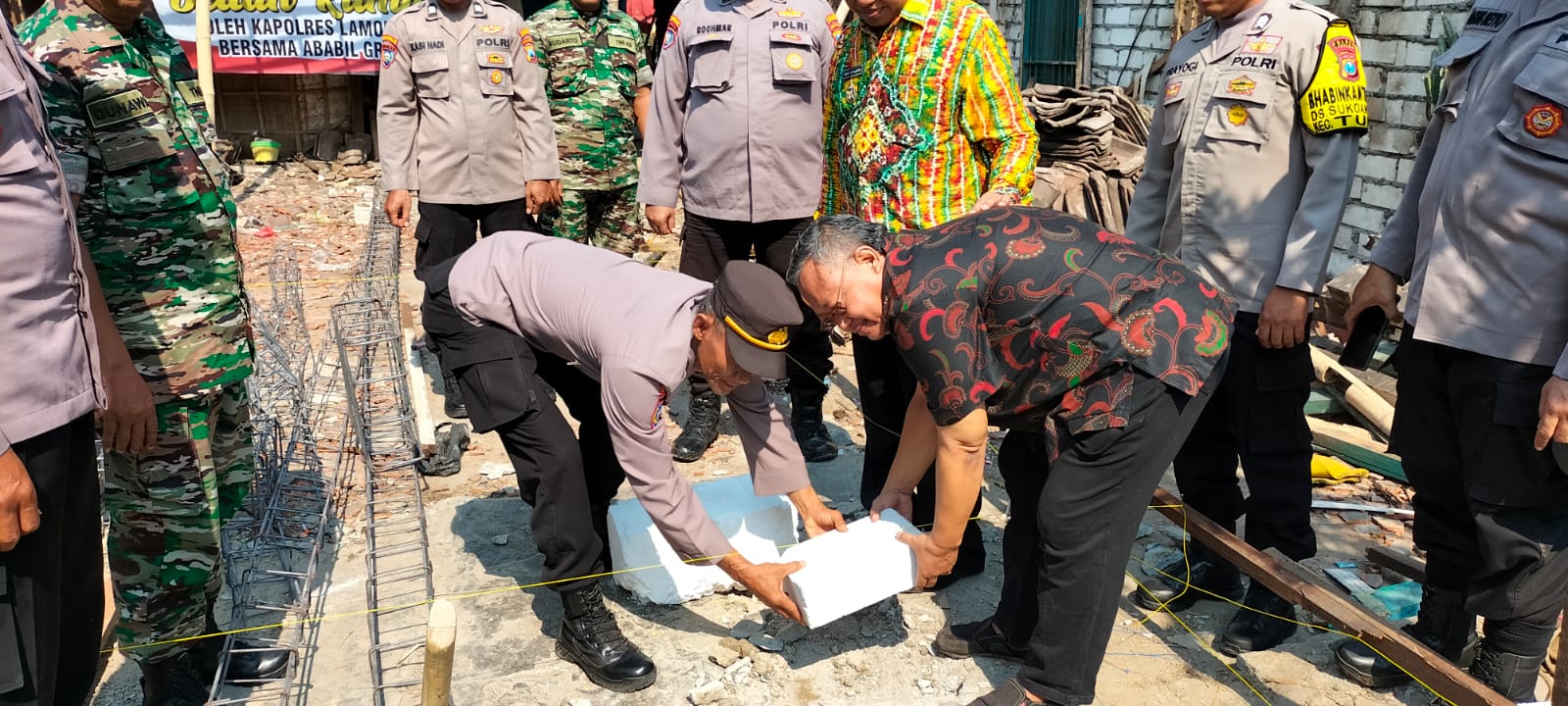 Polres Lamongan Bedah Rumah Warga Tak Layak Huni