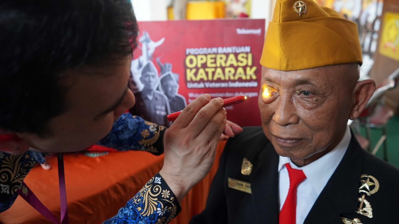 Telkomsel dan Kitabisa Gelar Operasi Katarak Gratis untuk 20 Veteran di Surabaya