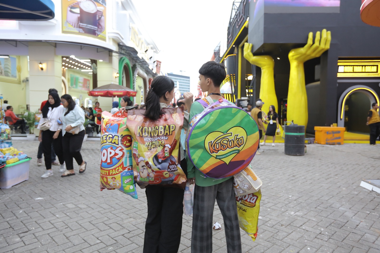 Serbu Camilan Serba 10 Ribu dengan Tas Unik di Jakarta Fair 2025