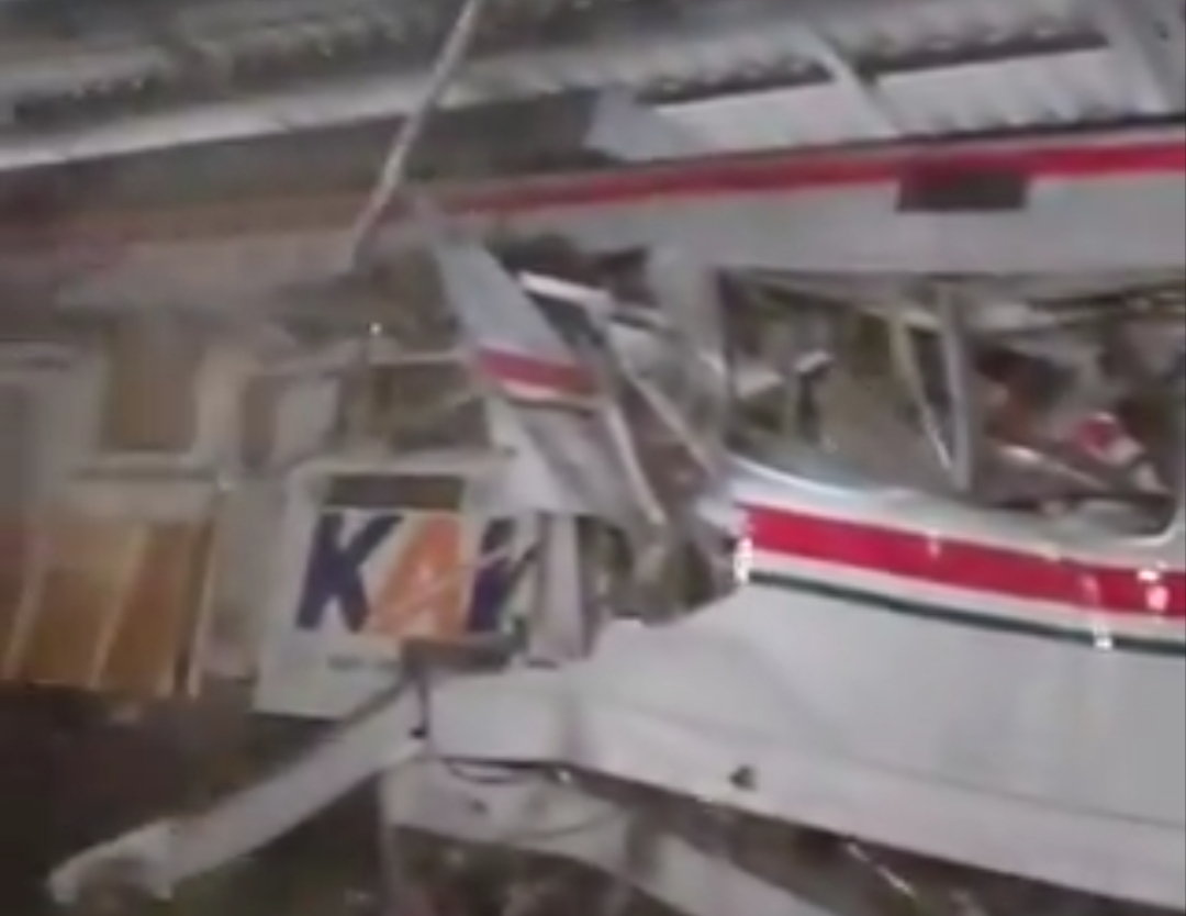 Breaking News! KRL Ringsek Ditabrak Kereta Argo Bromo Anggrek di Stasiun Bekasi Timur