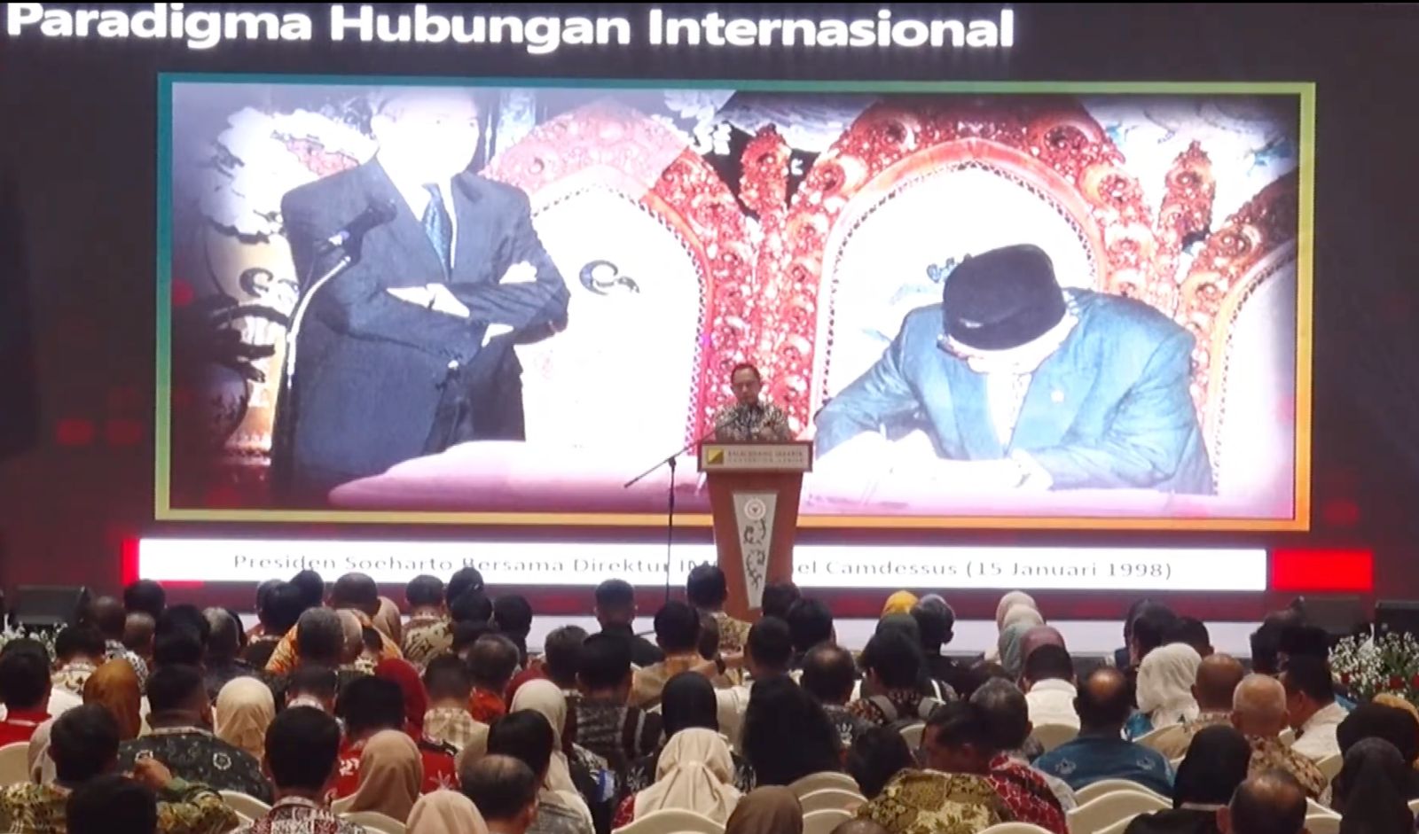 Di Hadapan Ratusan Bupati se-Indonesia, Tito Tampilkan Foto Soeharto Teken Perjanjian IMF 