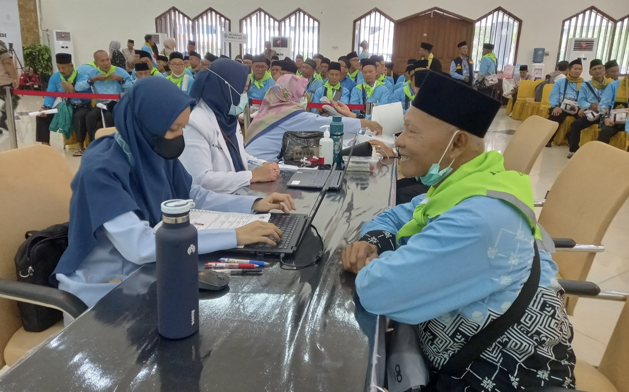 Wajah Sumringah Ratusan Jemaah Tiba di Asrama Haji, Langsung Jalani Pemeriksaan Ekstra