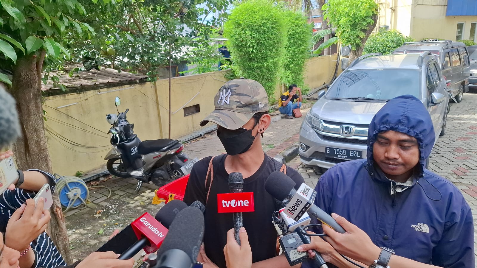 Sejumlah Keluarga Lakukan Pencocokan Data Korban Kebakaran Glodok Plaza di RS Polri Kramat Jati