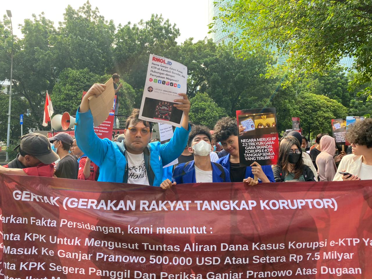 Massa Gertak Desak KPK Usut Tuntas Kasus Korupsi e-KTP
