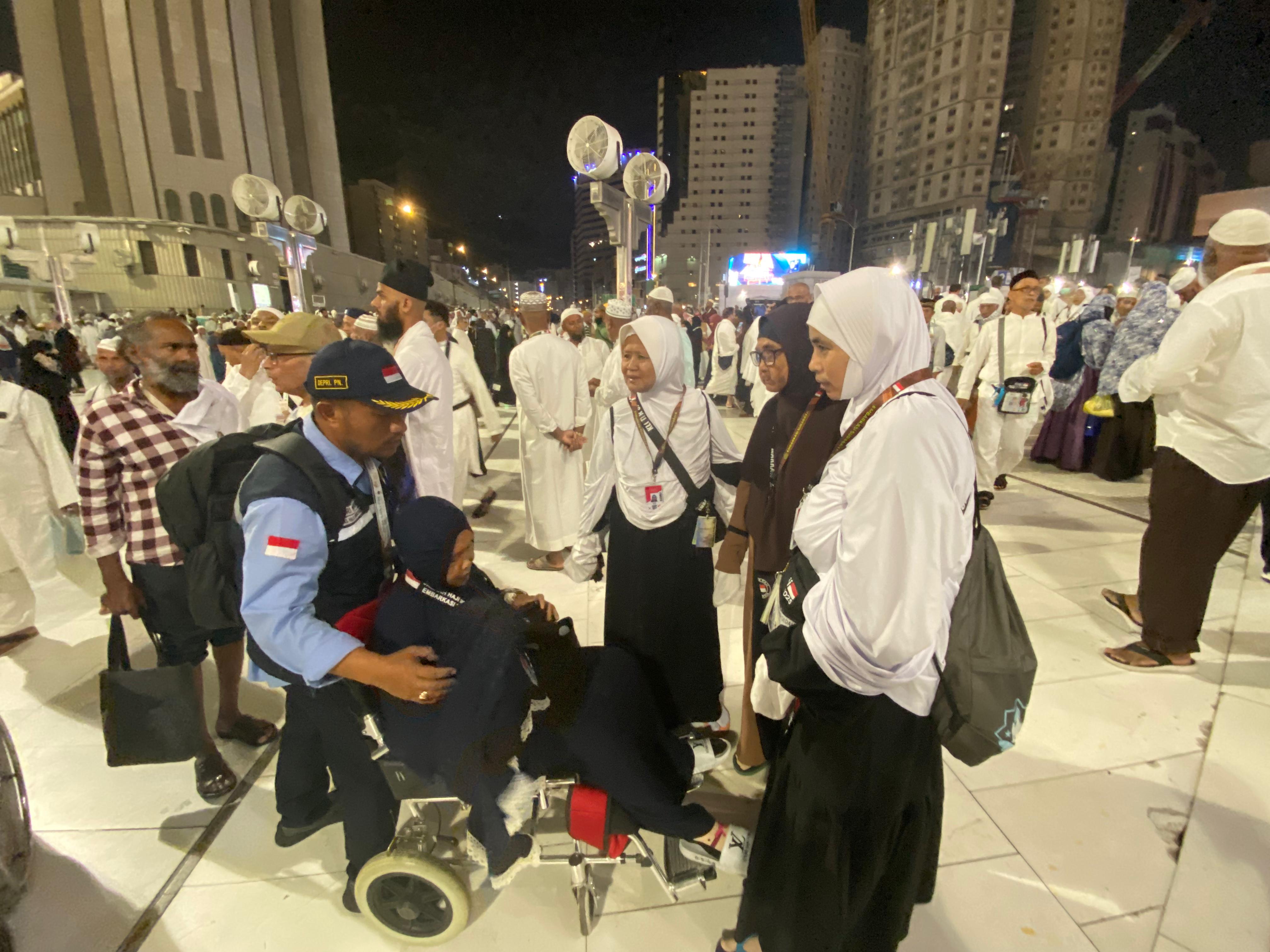 Laporan Haji dari Makkah (11): Sibuknya Petugas Seksus Haram, Layani Puluhan Lansia Tiap Hari