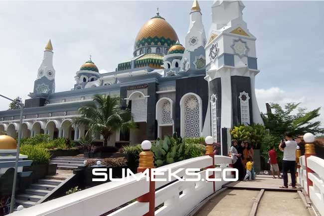 Menengok Masjid Megah yang Jadi Pilihan Singgah Saat Libur Lebaran di Serasan Sekate