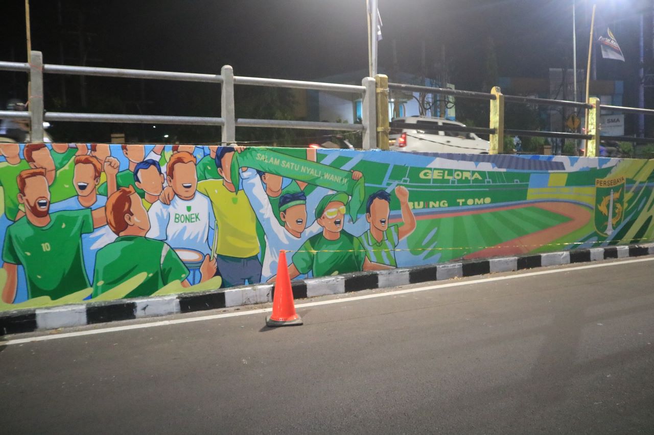 Mural Adeco Hadirkan Bonek bersama Bung Tomo dan Tari Remo di Pinggir Kali Mas 