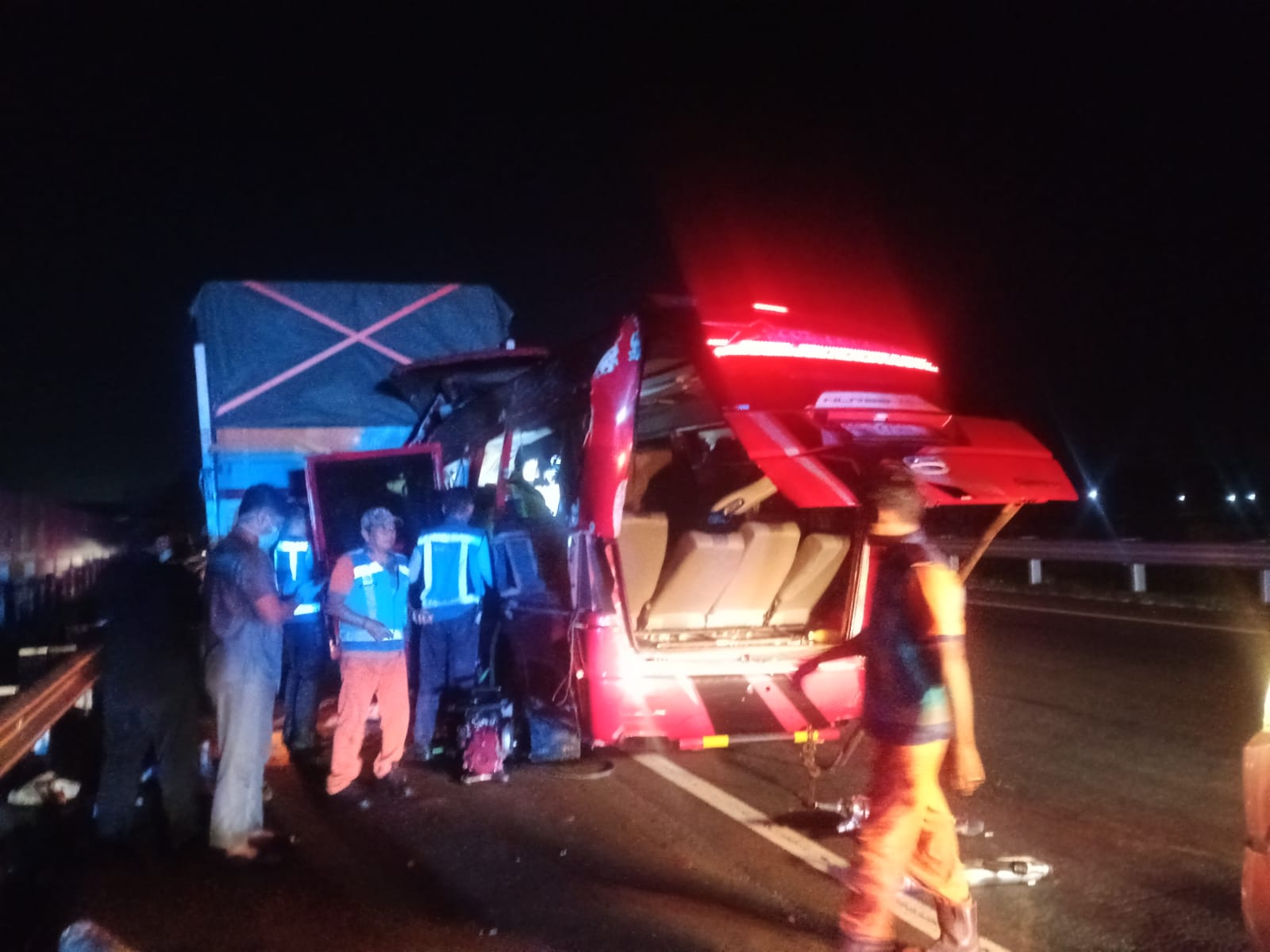 Mobil Elf Rombongan SDI Darul Falah Kecelakaan di Tol Solo-Ngawi: Kiai Manan dan 5 Orang Lainnya Meninggal Dunia