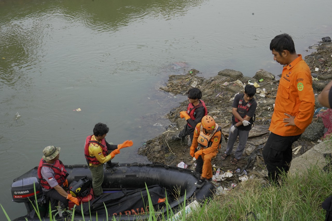 Pria di Bekasi Terseret Arus Kali Sejauh 300 Meter Ketika Sedang Berenang