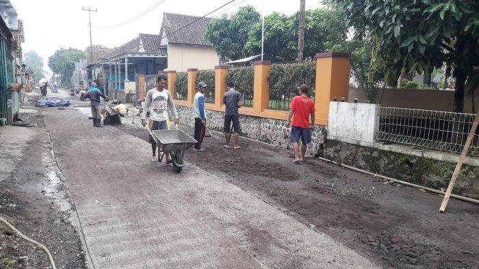 Swadaya Perbaiki Jalan Kabupaten