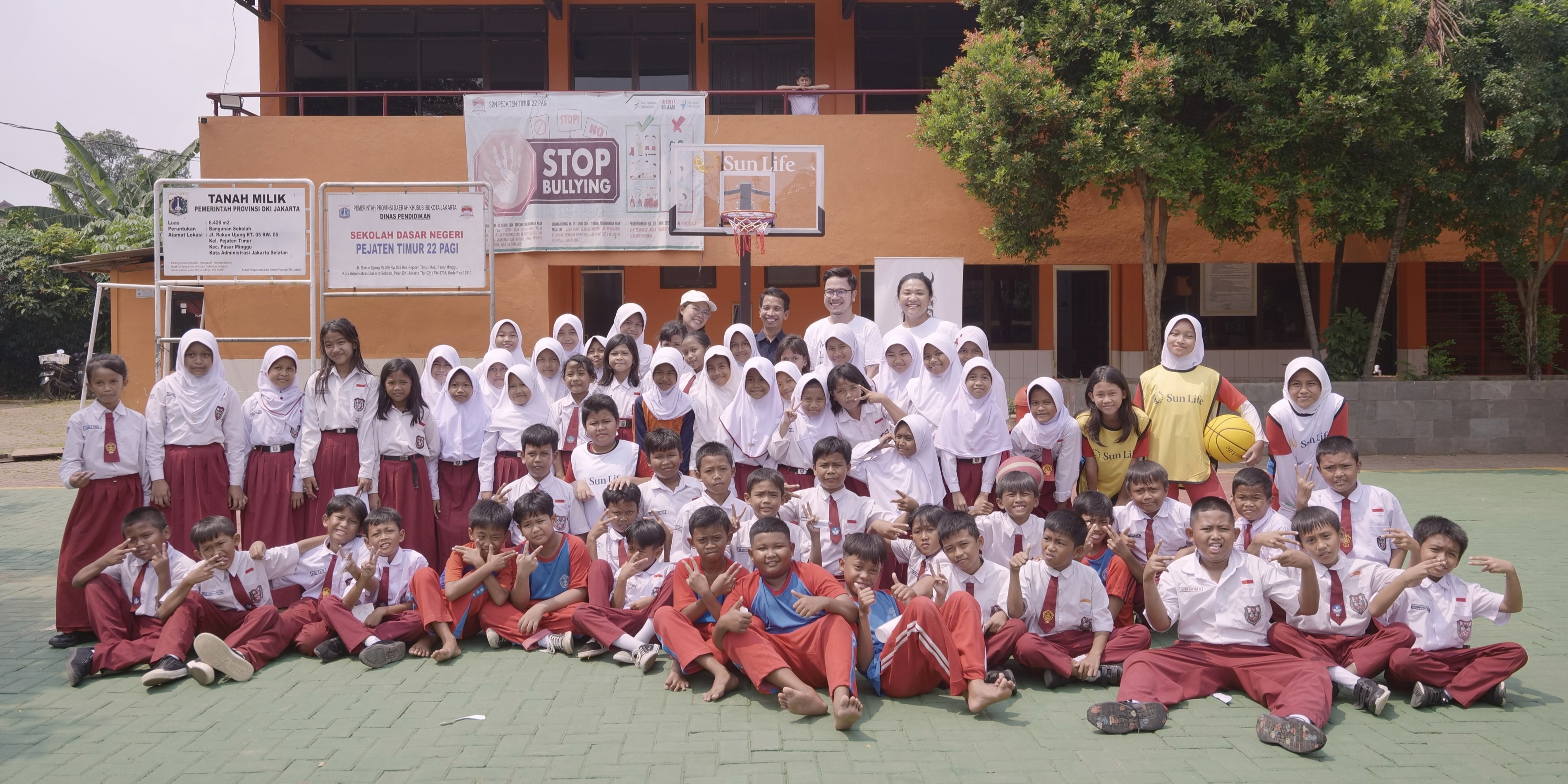 Sun Life Indonesia Bagi-Bagi Peralatan Olahraga Basket ke 30 Sekolah