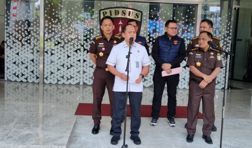 Riza Chalid Masih DPO! Kejagung Sita Alphard, Mini Cooper, dan Tumpukan Dolar