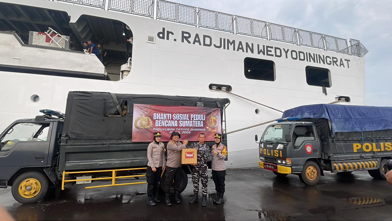 Kapal KRI Radjiman Wedyodiningrat Angkut Ribuan Paket Sembako ke Lokasi Banjir Sumatera