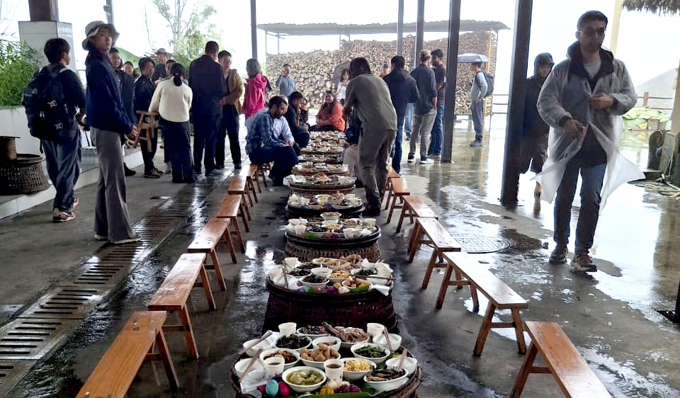 Harian Disway di China International Press Communication Center (CIPCC) (106): Meja Panjang Suku Hani