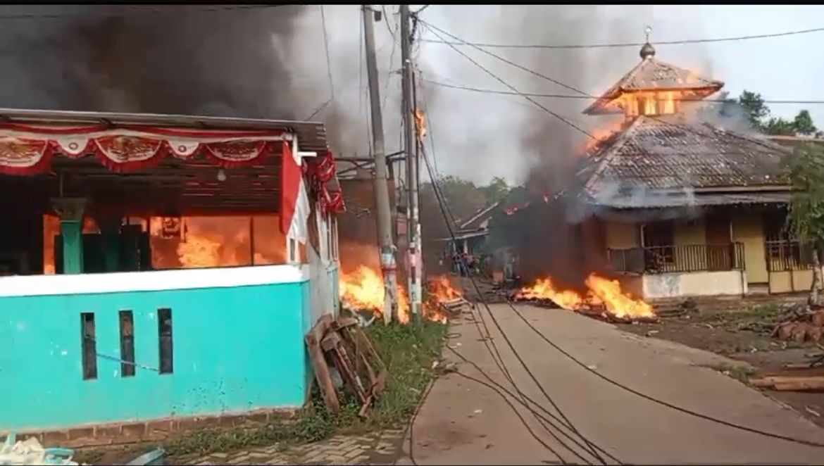 Kebakaran di Tangerang Hanguskan Rumah, Gudang Busa, dan Mushola, Kerugian Rp800 Juta