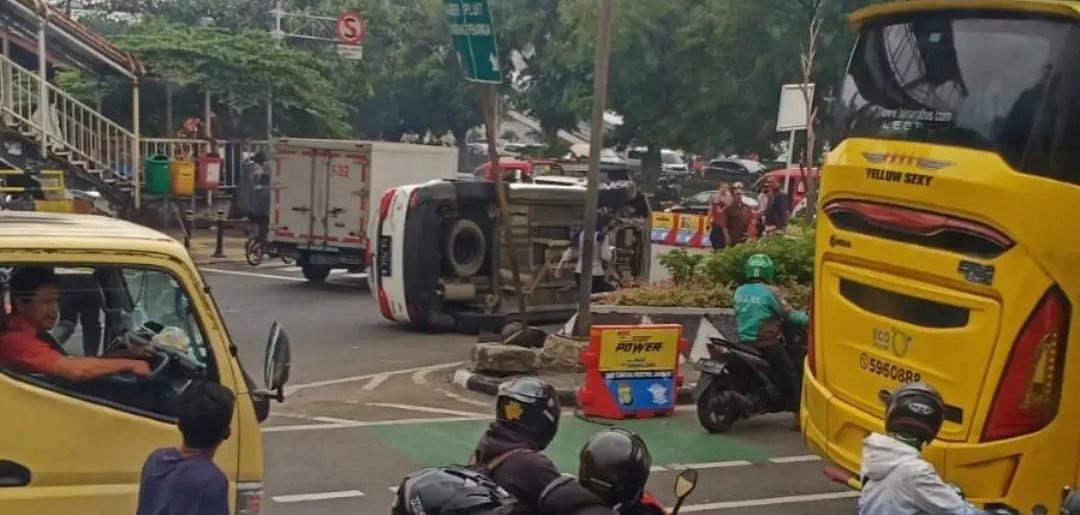 Diduga Banting Stir, Minibus Terbalik di Jalan S Parman Jakarta