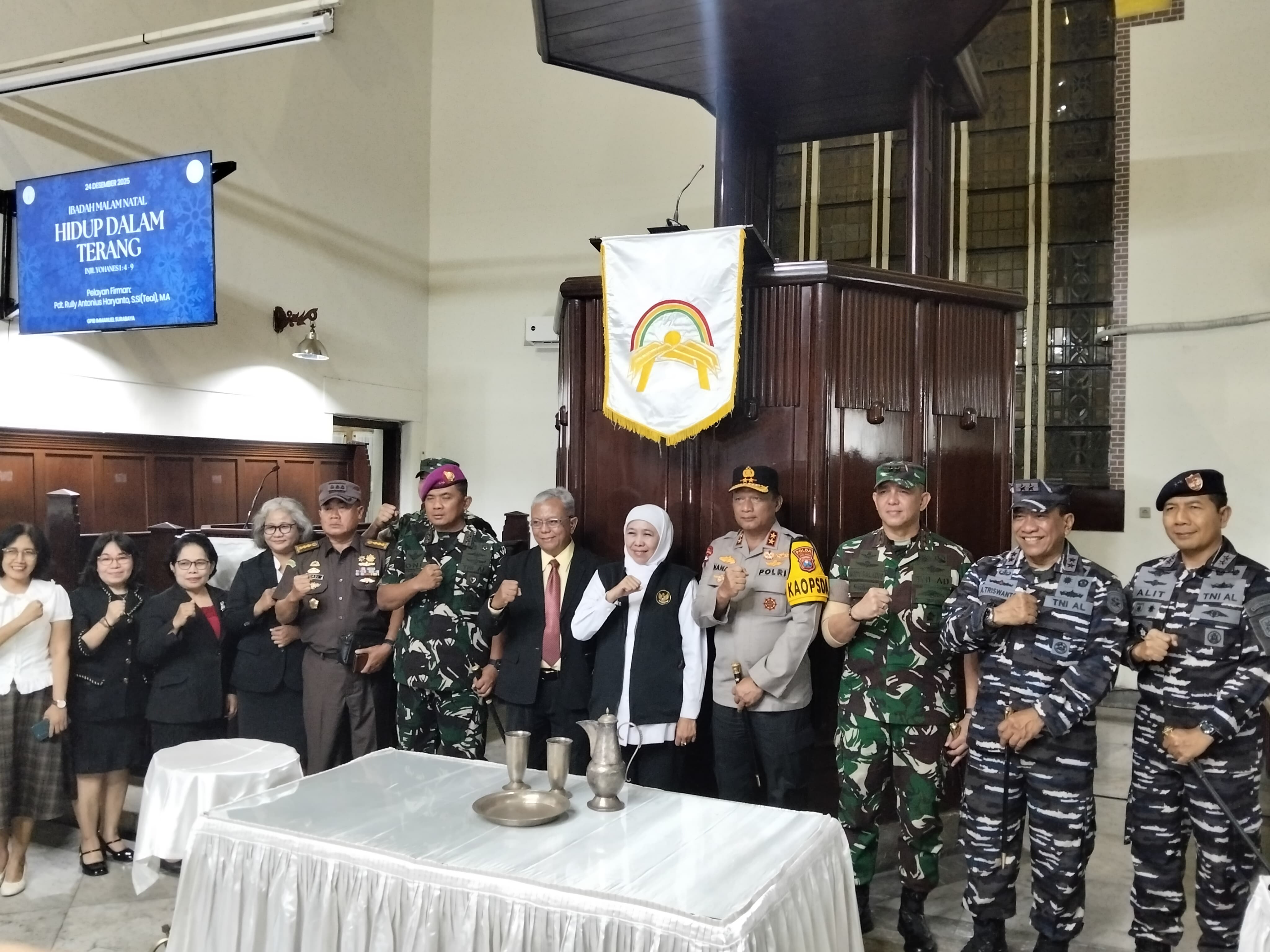 Bersama Kapolda dan Pangdam, Khofifah Kunjungi Tiga Geraja di Surabaya Cek Keamanan Malam Natal 