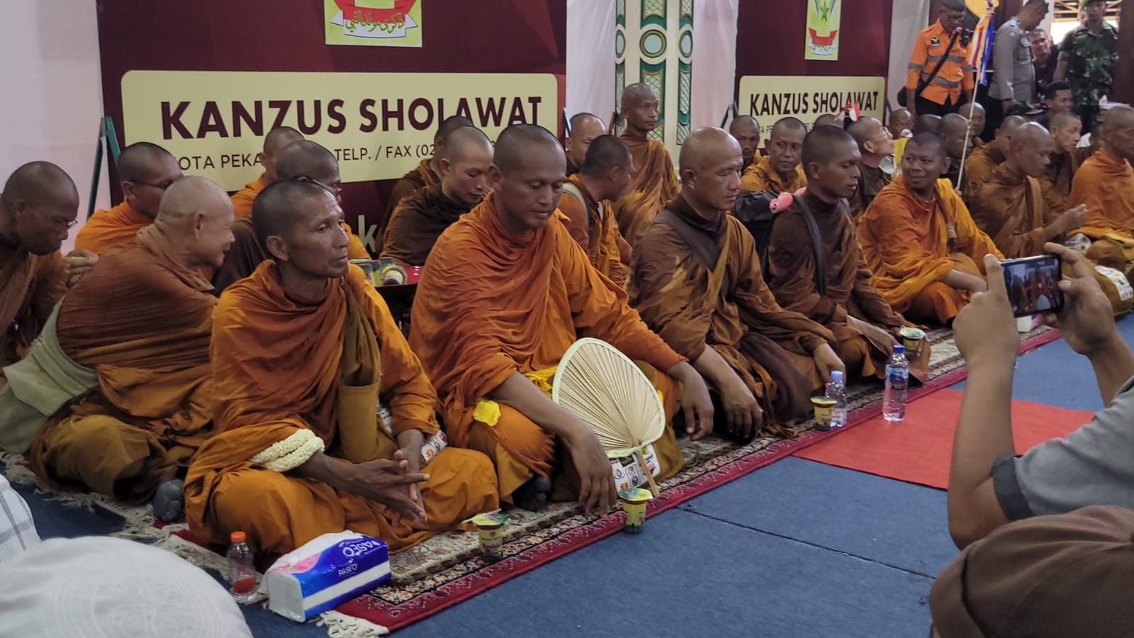 32 Biksu Thudong Lewati Semarang dan Besok Sampai Magelang, Berikut Ritual Perjalanannya