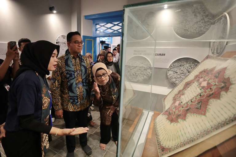 Kunjungi Pameran di Musem Ndalem Guron, Anies Janji Rawat Amanat KH Hasan Besari